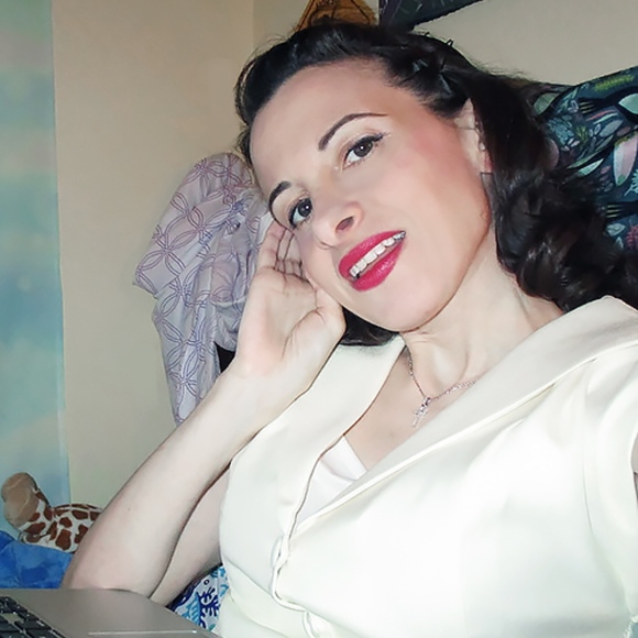 Meet your Posher, Dee - Picture 1 of 8